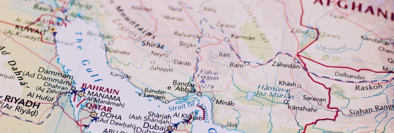 Hormuz muove i prezzi, gli utili guidano il mercato.